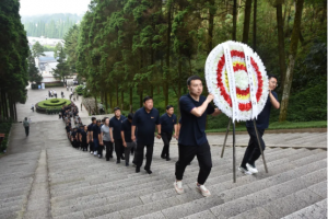 賡續(xù)井岡山精神，向革命烈士敬獻花圈
